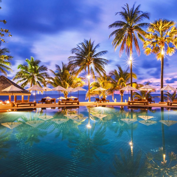 Poolen om aftenen, The Surin, Phuket, Thailand