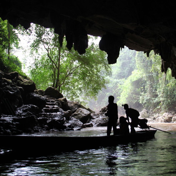 Tæt ved Hin Boun kan man sejle gennem Konglor grotten