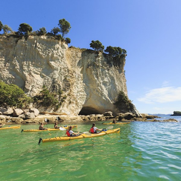 Man kan sejle i kajak mange steder i New Zealand - her Coromandle