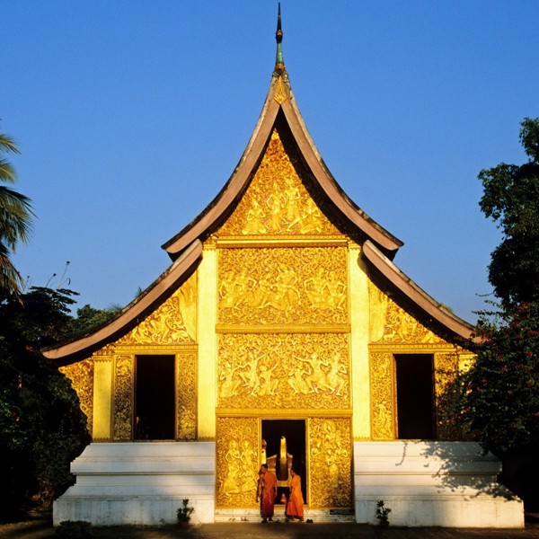 Munke foran Pha That Luang Golden Temple, Vientiane, Lao