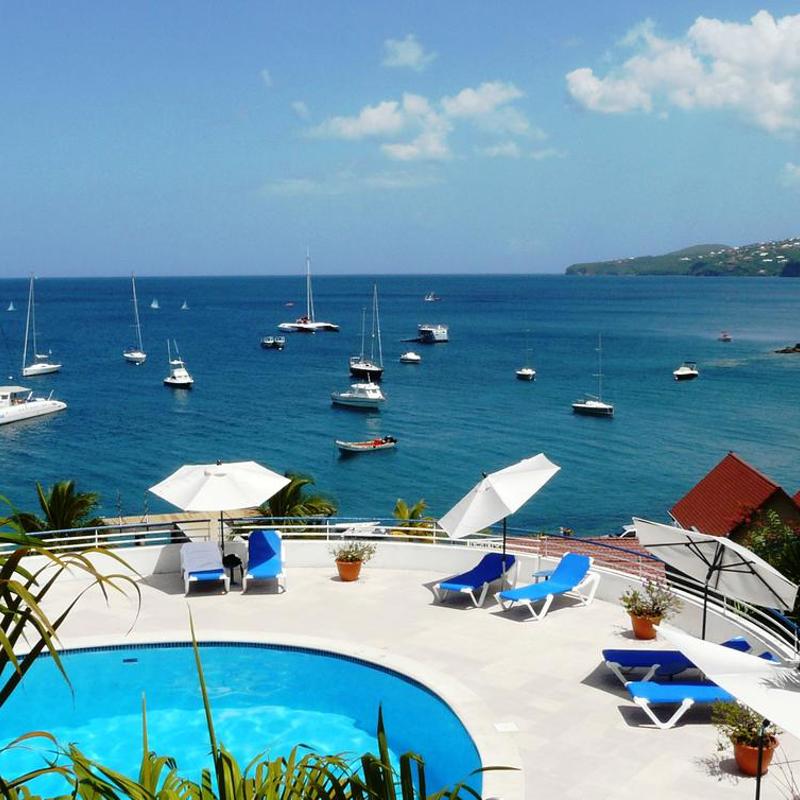 Udsigt over pool og hav