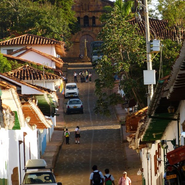 Gade i Barichara set mod kappellet