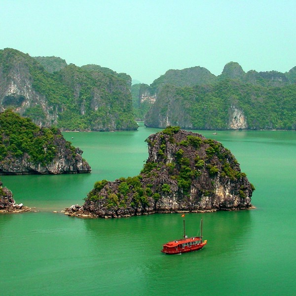 Junke sejler på Ha Long Bay, Vietnam