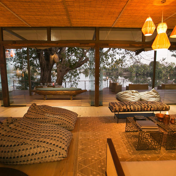 Lounge med sofaer og udsigt til floden, Thorntree River Lodge