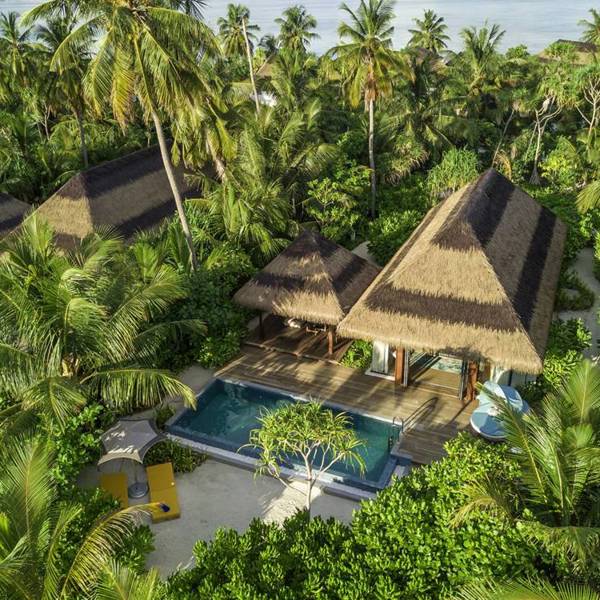En beach villa med pool set fra luften på Pullman Muumutaa Maldiverne