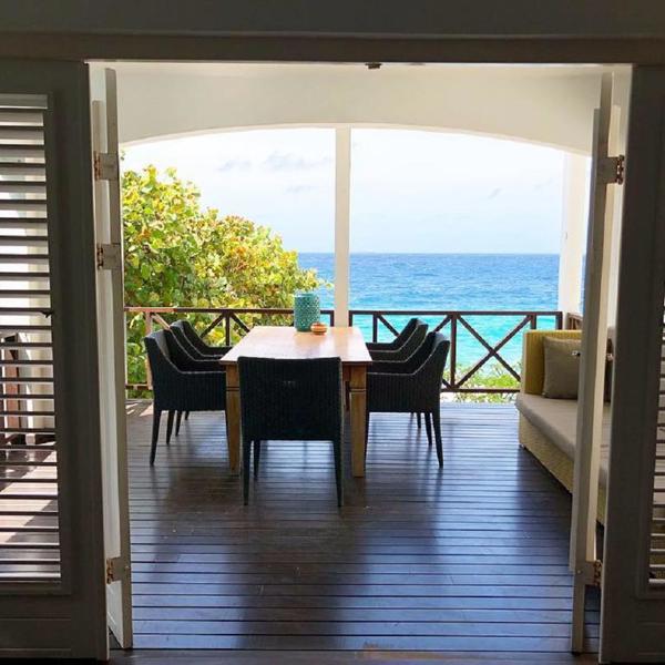Værelse med altan med udsigt over havet på hotellet