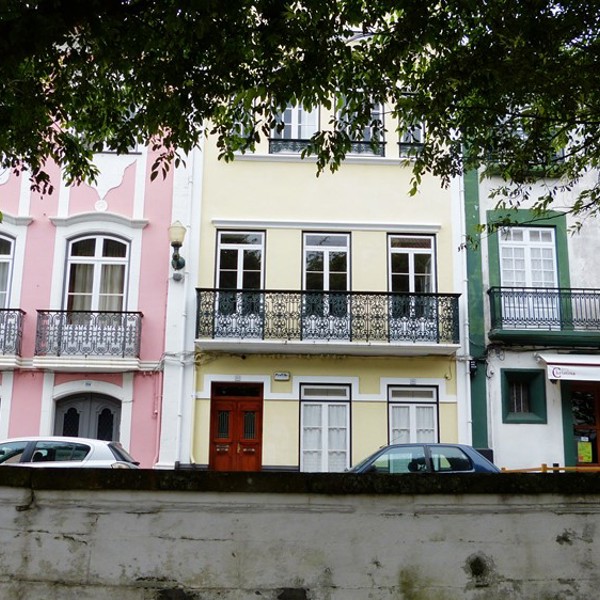 Ponta Delgada, farverige huse