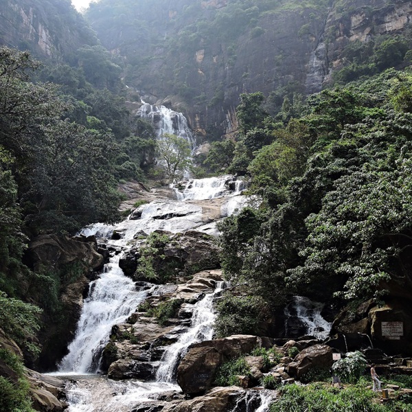 Flot vandfald ved  Ella, Sri Lanka