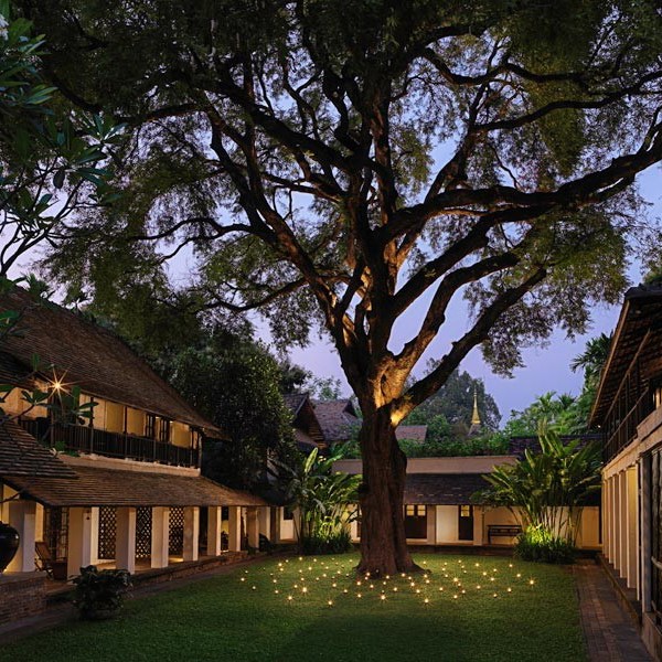 GÃ¥rdhaven om aftenen, Tamarind Village, Chiang Mai, Thailand