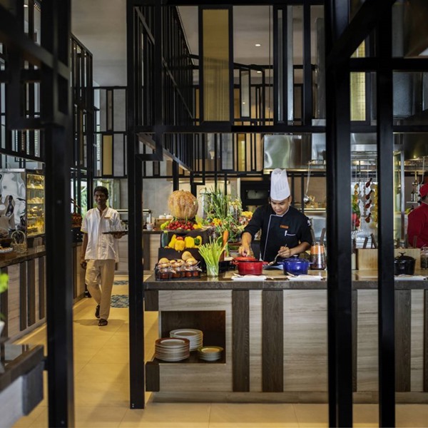 Kokkene tryller i køkkenet på på Pullman Maamutaa Maldiverne