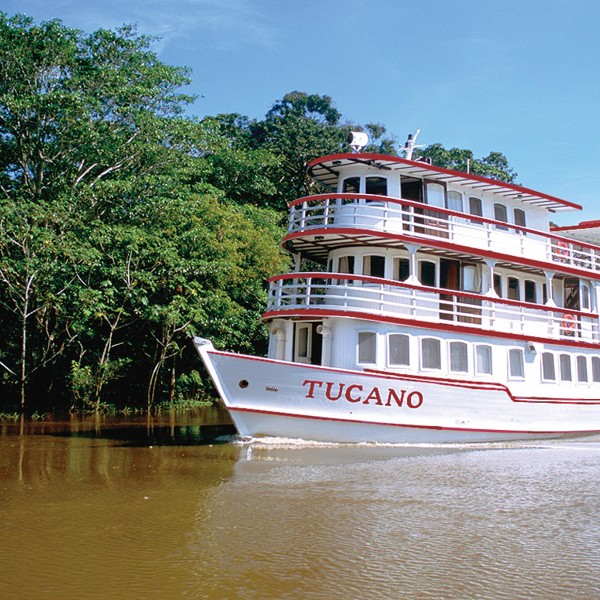 Tucano sejler ned af Amazonas floden