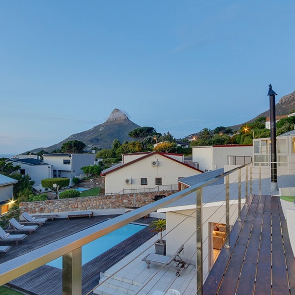 Udsigt over bjergkæden de tolv apostle og Camps Bay