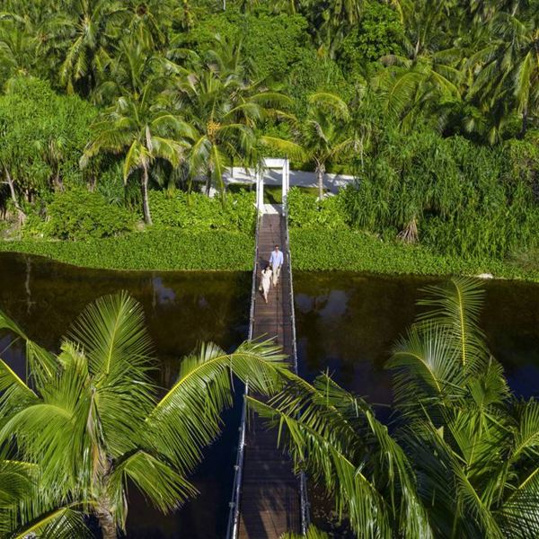 Der er god plads til en fredfyldt vandretur på den frodige atoll på Pullman Muumutaa Maldiverne