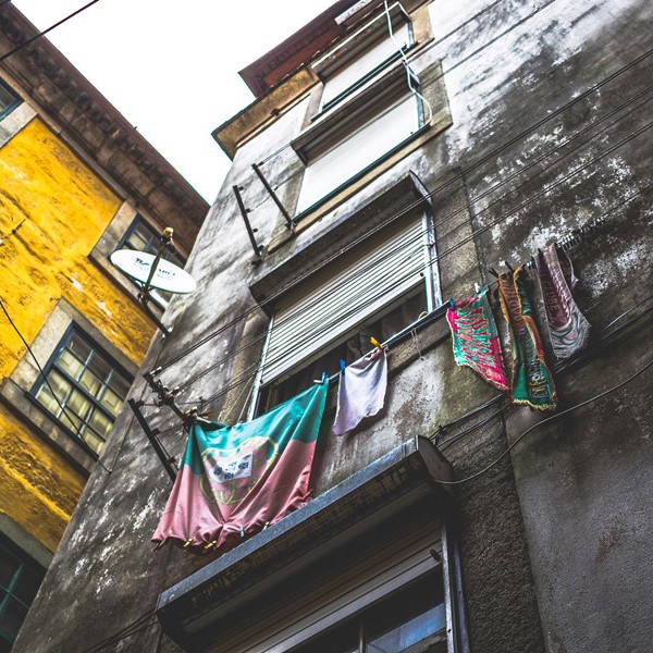 Vasketøj foran bygning i Porto