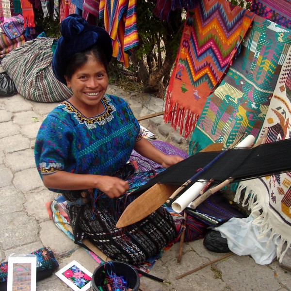 Farverige markeder, hvor der sælges alverdens tekstile i Guatemala