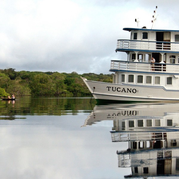 Tucano sejler igennem det blanke vand